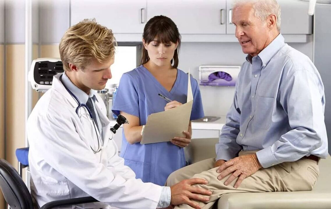 Ein älterer Mann mit Knie, der einem medizinischen Termin illegal ist